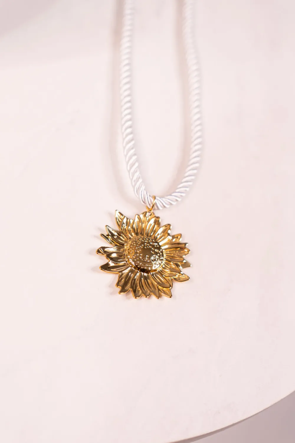 The Walk in Wardrobe Jewellery>Olive Sun Rope Necklace In White